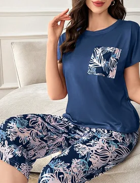 Conjunto de 2 piezas con pantalón corto tipo capri de manga corta con bolsillo y estampado floral en colores contrastantes - Shein - FashionsVida