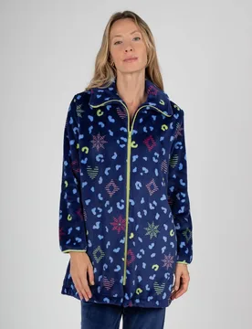 Bata corta de mujer en tejido polar estampada con cremallera y bolsillos laterales - Massana - FashionsVida