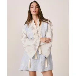Vestido corto bordado con lentejuelas y manga larga acampanada