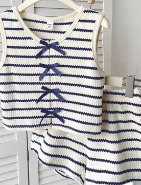 Conjunto de top corto sin mangas de textura de punto a rayas azul y blanco y shorts sueltos para niñas preadolescentes, conjunto casual básico de va - Shein - FashionsVida