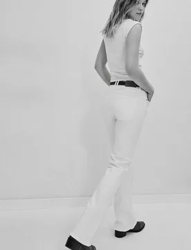 D68 Bootcut-Jeans mit Gürtel Weiß 44 - Stradivarius - FashionsVida