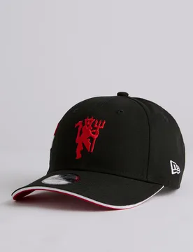 Manchester United x Fan Flag 9Forty Cap Black None - New era - FashionsVida