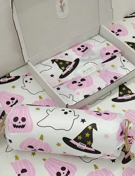 Piezas Papel de regalo con patrón de calabaza rosa y sombrero de bruja fantasma lindo, estampado de calavera y araña, papel de decoración para fies - Shein - FashionsVida