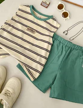 Set de 2 piezas de top sin mangas con estampado de rayas y shorts de unicolor, cómodo y versátil para niños pequeños - Shein - FashionsVida