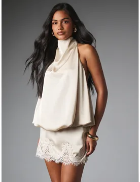Top de satén con cuello drapeado y tirantes halter, espalda abierta con lazo y frente drapeado en color crema marfil, perfecto para la temporada de f - Shein - FashionsVida