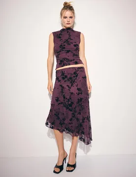 Ärmelloses Shirt mit Flock-Textur und Stehkragen Purpurrot S - Stradivarius - FashionsVida