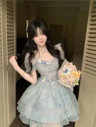 A youthful and low-looking off-the-neck tulle three-dimensional floral sparkling atmosphere dress