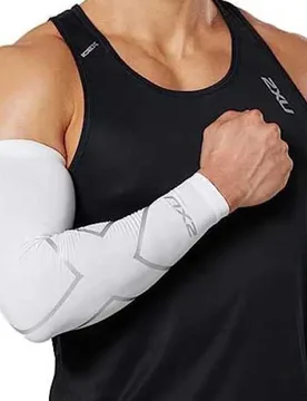 Manchettes Compression White / Silver L - 2XU - FashionsVida