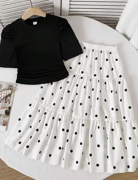 Conjunto de 2 piezas para niñas preadolescentes: camiseta de manga corta de color liso con cuello redondo minimalista y falda midi plisada con estamp - Shein - FashionsVida