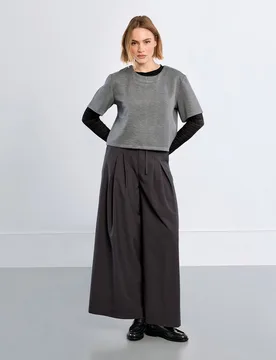Pantalón de mujer largo tipo cullote detalle pliegues - Lili Sidonio - FashionsVida