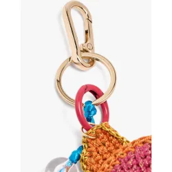 Llavero con charm de pescado de crochet y cuentas