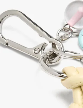Llavero con charm y abalorio de fresa - Parfois - FashionsVida