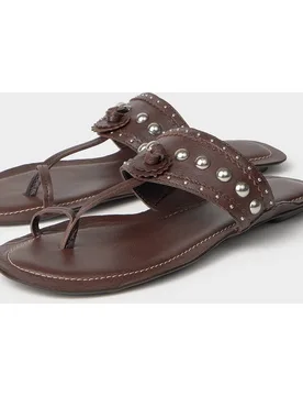 Sandalias planas de mujer de piel con tachas - Brownie - FashionsVida