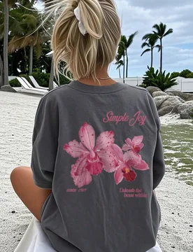 Esta colorida camiseta de cuello redondo con estampado de letras y flores es una opción de moda y versátil para las mujeres en verano. La camiseta g - Shein - FashionsVida