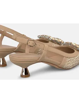Zapatos de salón de mujer destalonados en rafia con adorno metálico frontal - Alma en Pena - FashionsVida
