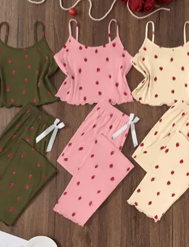 Set de 3 piezas de pijama con estampado de fresa que incluye camiseta de tirantes y pantalones cortos - Conjunto de pijama de verano, conjunto de pija - Shein - FashionsVida