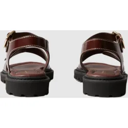 Sandalias planas de mujer de cuero con hebillas doradas
