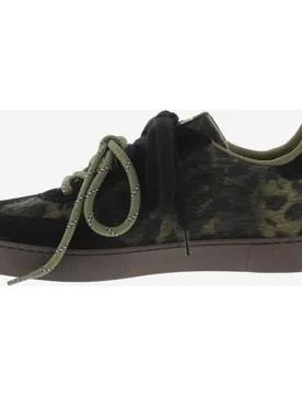 Zapatillas deportivas de mujer animal print con piezas de serraje al tono y doble cordón - Victoria - FashionsVida