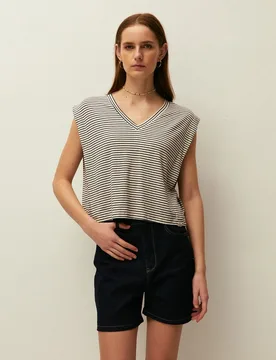 Camiseta de mujer confeccionada en tejido de rayas y con cuello pico - System Action - FashionsVida