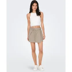 Falda pantalón corta con botón y cinturón