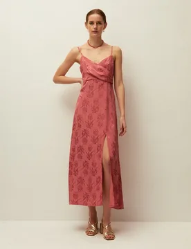 Vestido largo con cuello pico y tirantes. Cruce delantero y abertura en el bajo - System Action - FashionsVida