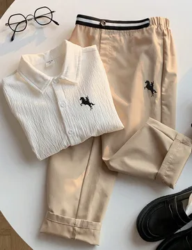 Conjunto de 2 piezas para niños pequeños con camisa blanca de cuello y manga larga con decoración de logotipo de ciervo y pantalones casuales cómo - Shein - FashionsVida