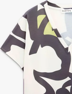 Camiseta de mujer de manga corta con cuello pico y estampado de rayas - Parfois - FashionsVida