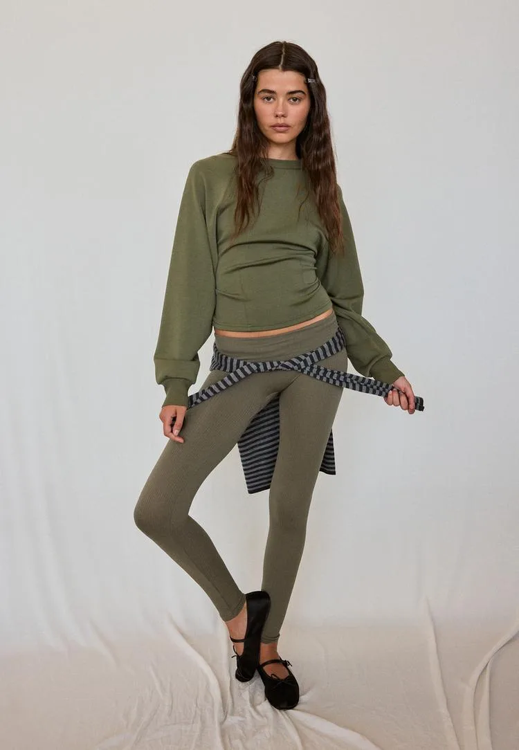 Weiches Sweatshirt mit taillierter Passform Khaki M - Stradivarius - FashionsVida