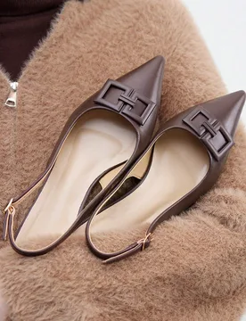 Bailarinas de punta cuadrada con hebilla para mujer, diseño de tacón peculiar, versátil y cómodo, zapatos planos tipo slip-on de color café, adec - Shein - FashionsVida