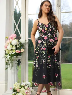 Women's Floral Embroidered Maxi Dress in Black Size: 26-28 - Black - Size: 26-28 - Yours - FashionsVida