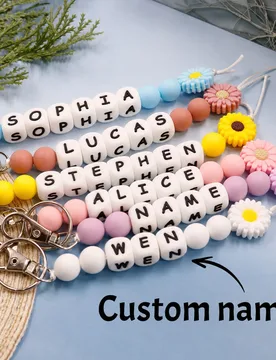 Pieza Llavero personalizado de silicona con cuentas de margarita y etiqueta de nombre, pulsera de muñeca con dije de 1-10 letras 9 letras - Shein - FashionsVida