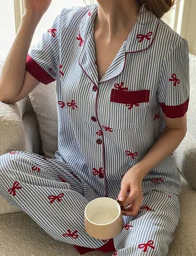 Conjunto de pijama con top de manga corta con botón rojo y pantalones, estampado a rayas y lazo de contraste, para primavera/verano, conjunto de pija - Shein - FashionsVida