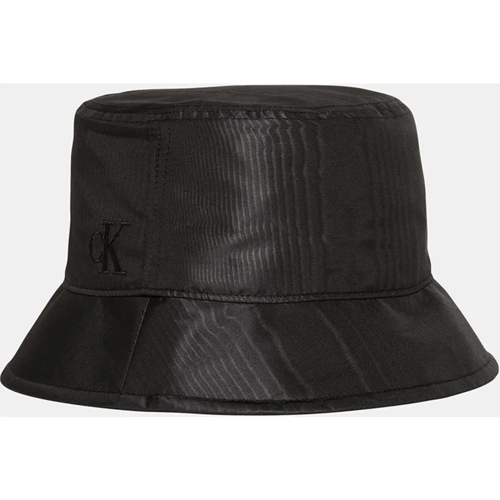Sombrero en brillante con logo bordado - Calvin Klein - FashionsVida