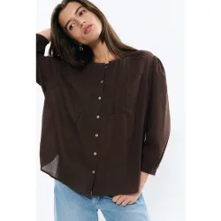 Blusa de mujer con bordados y botones