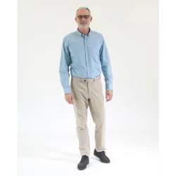 Chino de hombre regular en oscuro