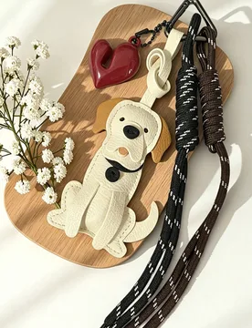 Colgante con forma de Labrador, llavero de PU con decoración de corazón y cuerda, adecuado para decoración de bolso de mujer y llavero de coche, re - Shein - FashionsVida