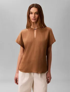 Blusa de mujer plisada con detalle metalizado - Calvin Klein - FashionsVida