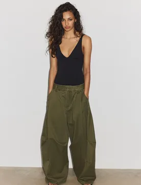 Body mit V-Ausschnitt und Trägern Schwarz XS - Stradivarius - FashionsVida
