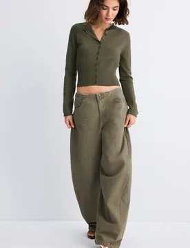 Figurbetonte Strickjacke mit geknöpftem Stehkragen Khaki XS - Stradivarius - FashionsVida