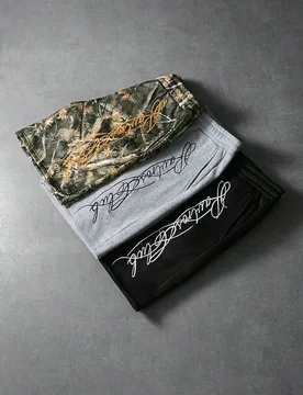 Pantalones cortos casuales "Signature" de estilo callejero para hombres, con cintura elástica y cordón, pantalones de chándal de punto, con gran re - Shein - FashionsVida