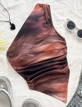 Top ajustada con estampado de teñido anudado, hombro único, con pliegues en un lado y bajo asimétrico, apropiada para festivales de música, fiesta - Shein - FashionsVida