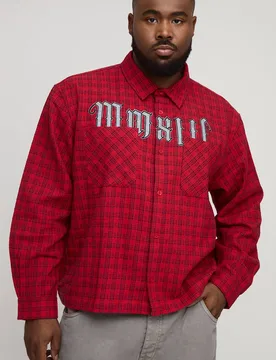Herren Plus Oversized Boxy Mikrokaro MMXIII Applikation Doppeltasche Langarm Hemd Red Größe 3XL - boohooMAN - FashionsVida