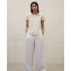 Camiseta de mujer con corte regular y cuello redondo
