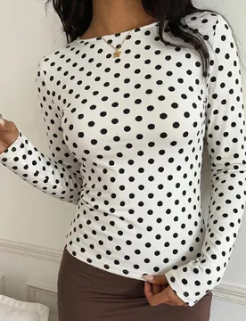 Camiseta de manga larga casual de verano para mujer con lunares negros sobre blanco, top elegante y sencillo estilo Y2K para citas L - Shein - FashionsVida