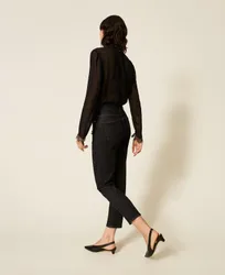 Jean skinny avec broderie réalisée à la main