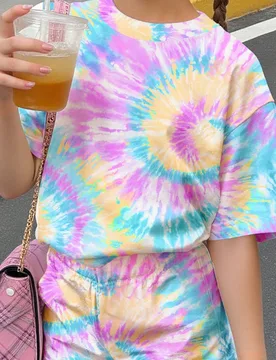 Conjunto de 2 piezas de camiseta de manga corta con cuello redondo y shorts casuales, estilo minimalista casual con estampado tie-dye colorido para ad - Shein - FashionsVida