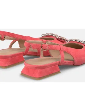 Zapatos de salón de mujer destalonados en piel con adorno metálico frontal - Alma en Pena - FashionsVida