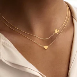 Piezas Collar de capas con colgante de corazón y letra de acero inoxidable para mujer C