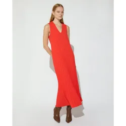 Vestido largo plisado sin mangas con cuello pico