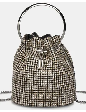 Bolso de mano con detalle colgante cubierto con pedrería y cadena y asa metálica - Alma en Pena - FashionsVida